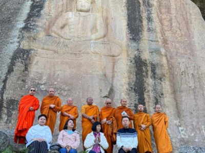 thai-monks-with-buddha-carvings